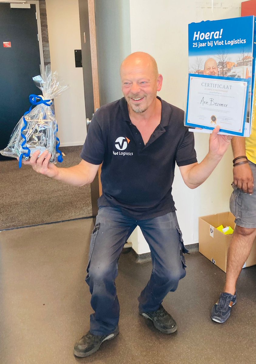 Onze collega Arie is maar liefst 25 jaar in dienst en dat is absoluut een feestje waard!🎉 Nogmaals dank voor de inzet en passie waarmee je iedere dag je werk uitvoert.
#werkenbijvlot #jubileum #inzet #transport #logistiek