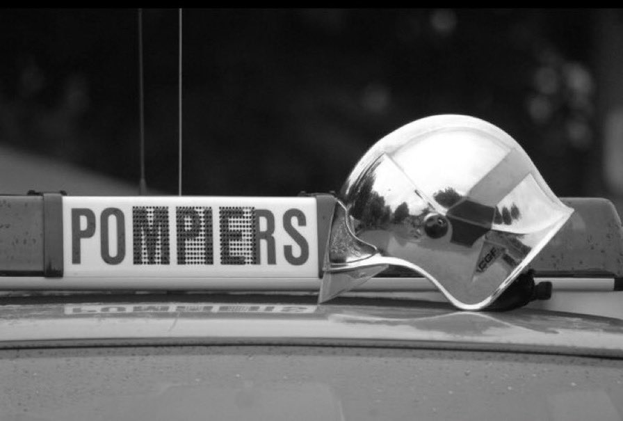CharlesPrats's tweet photo. ⚫️🚒 Les « émeutiers » ont tué un jeune pompier de 24 ans en Seine-Saint-Denis. Voilà leur vrai visage. 
Condoléances à la famille du sapeur pompier, à ses camarades et à la Brigade @PompiersParis https://t.co/baVyn23NH5