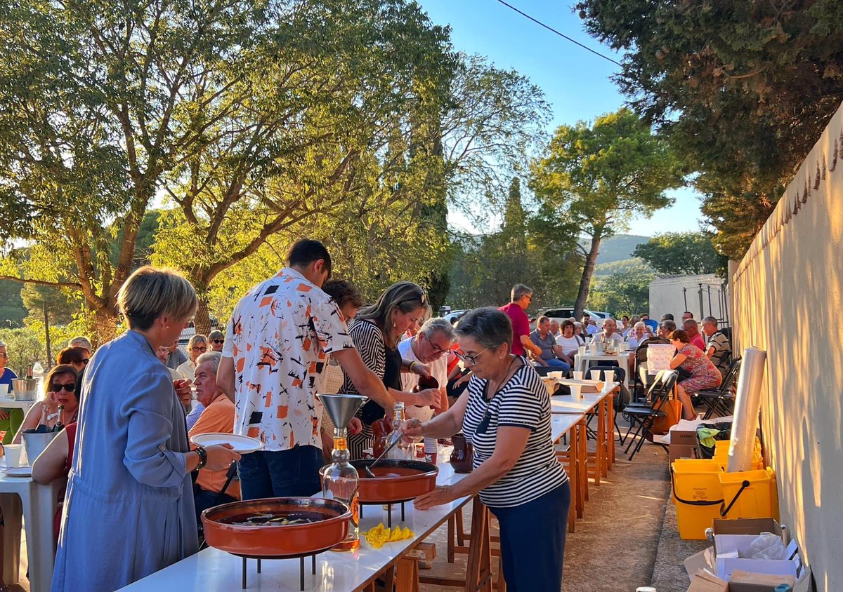 compromis_b's tweet photo. Ahir havaneres a l’Ortigós
El plaer de la feina ben feta.
Servidors públics servint el seu poble 💚
#sempreontoca
#compromisStyle
#tradicionscompromeses
@AgnesFerre https://t.co/FWjRWG51xu