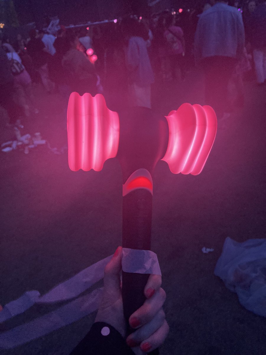 FforFox's tweet photo. I also got hit by a BLACKPINK light up love hammer on the chin. https://t.co/mYFjQYWK3M