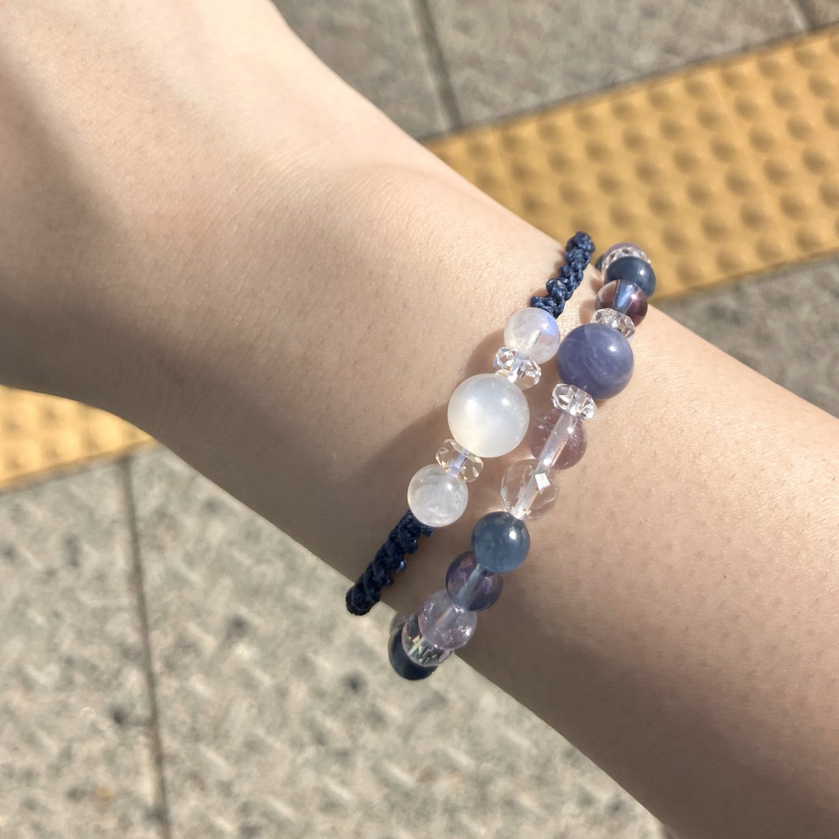 yuen_maru_'s tweet photo. 仕事終わって無人駅で電車待ちです🚃

今日は色んなハプニングがあった日でした…💦疲れた〜🥱

今日のお供はこのペアでした🤍💙 https://t.co/benHjFCEi1