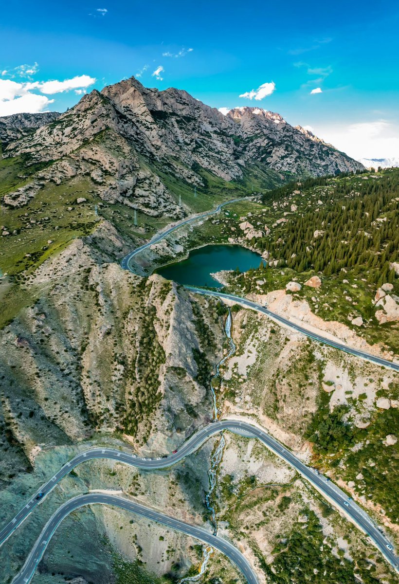 shen_shiwei's tweet photo. Fantastic view of China's highway built at Yili(伊犁), Xinjiang. https://t.co/CiVvNaxWy2