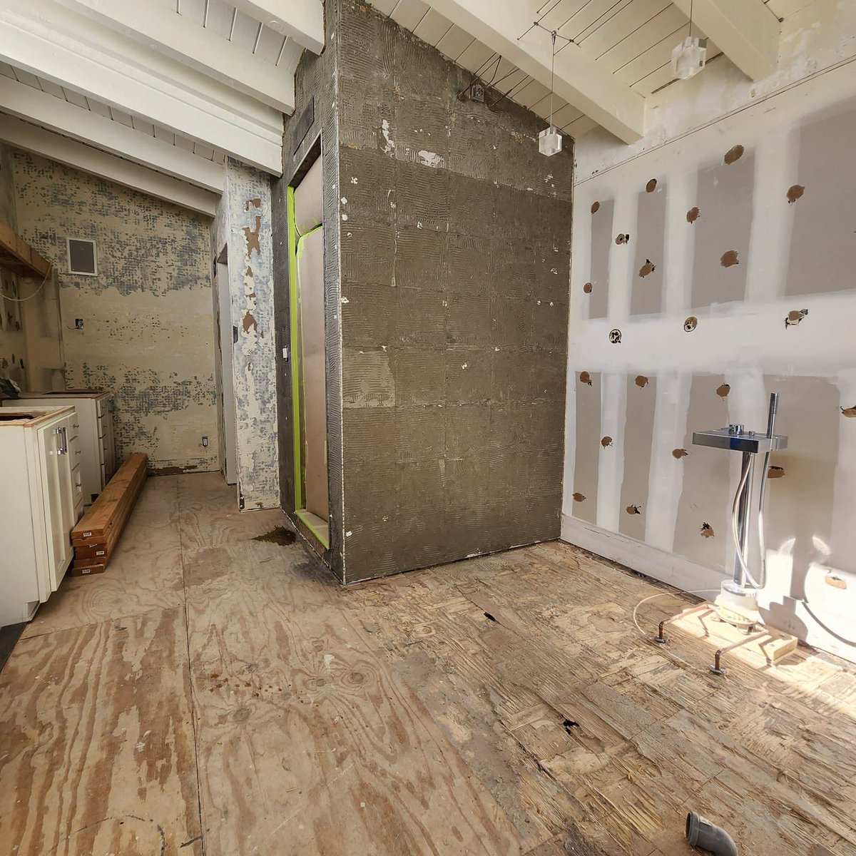 StateWideConstr's tweet photo. TARZANA, Master Bathroom with Terrazzo Stone slab on the walls, and Marble tiles on the floor. See snippets from start to completion. 

Free in home consultation and quote with licensed contractor and engineer, Joe Grimberg 26 years serving SFV and Los Angeles.

￼(818) 633-5462 https://t.co/qtjTEezg70
