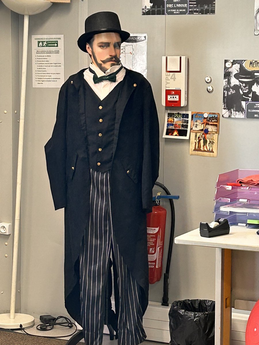 marie34's tweet photo. J’avais des costumes, autant qu’ils servent . Voici Elise de Montfort et Charles Beaumont les personnages de fiction du 24 et 24 bis Boulevard Haussmann. #simulationglobale Je ne suis pas sûre de les laisser, chaque fois que je rentre dans la salle , ils me font peur :))) https://t.co/u7wCLBFZPT
