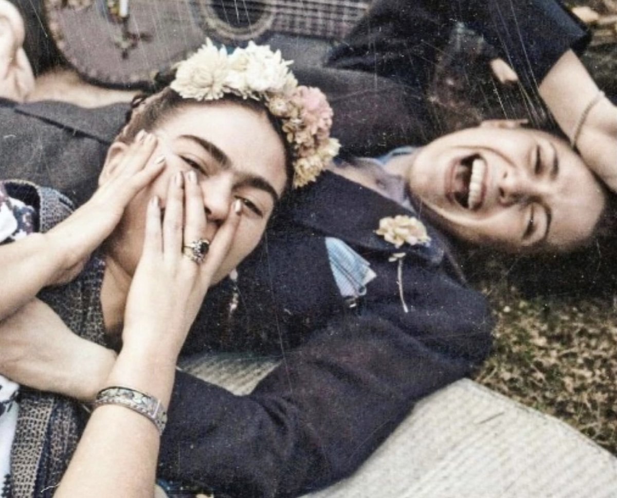 ‘Nothing is worth more than laughter.’ Frida Kahlo and Chavela Vargas photographed by Tina Modotti in 1950. Happy Monday 💕 Head over to bit.ly/Season23-24atB… for great moments of emotion. #Inspiration #Bozar