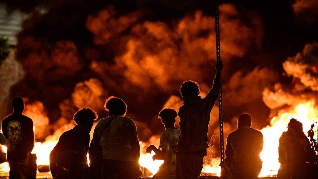 And_Lombardi's tweet photo. "i #migranti sono l'avanguardia del nostro futuro stile di vita''.
#francia #rivolte #ilcampodeisanti #guerriglia #grandreplacement #maghreb #Nahel https://t.co/oLMd7HYmKQ