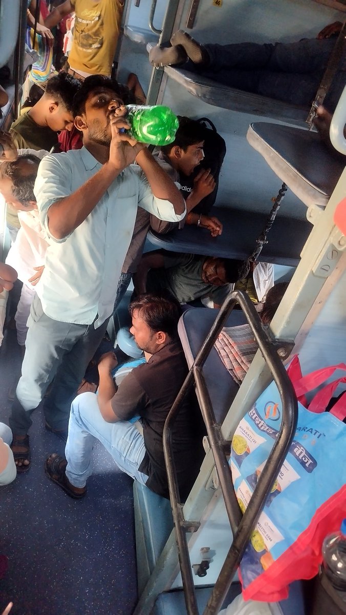 SumitDas052023's tweet photo. Is this a sleeper class reservation coach?? 
Why should I reserve a seat by Paying Rs. 530..? 
Shaktipunj express 11448
2 july hwh to jbp
Now at beohari, madhyapradesh

@AshwiniVaishnaw
@drmjabalpur @RailwaySeva @RailMinIndia https://t.co/a3xzJ1VcuE