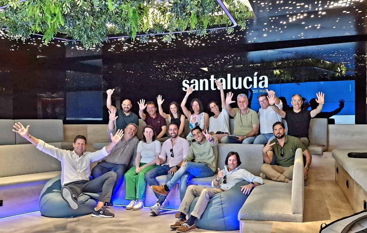 aparuschke's tweet photo. 𝗖𝗼𝗹𝗮𝗯𝗼𝗿𝗮𝗰𝗶ó𝗻 𝗦𝗮𝗻𝘁𝗮𝗟𝘂𝗰𝗶𝗮 𝘆 𝗨𝗡𝗜𝗥

El pasado viernes tuvimos la oportunidad de ofrecer a todos los alumnos del formato Executive de la #UNIR la posibilidad de asistir a un evento analogico en el Lab de #SantaLucia.

#ExecutiveEducation #SantaLuciaImpulsa https://t.co/KFdABnh1Rx