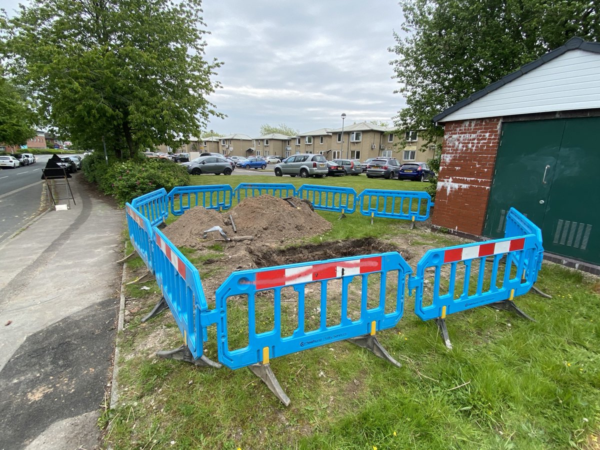 DewhurstUtility's tweet photo. DUSL undertaking the final Point of Connection Low Voltage straight joint to energise our client's residential and I&amp;C site in Preston.

E: admin@dewhurstusl.com

T: 01772 761777 https://t.co/0VyAhIuTs6