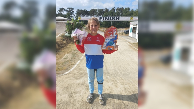 HK_WestBetuwe's tweet photo. Sofie van Soelen(10) van FCV Geldermalsen Nederlands Kampioen BMX -  https://t.co/FGkahvW5D9 https://t.co/UpHAxnjkgZ