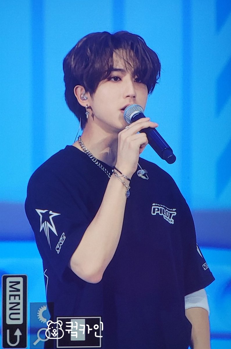 QuokkaIn14's tweet photo. 다정한 눈빛과 조곤조곤한 말투

#straykids #skz #HAN #스트레이키즈 #한 #한지성 https://t.co/8M3JJcyMTl