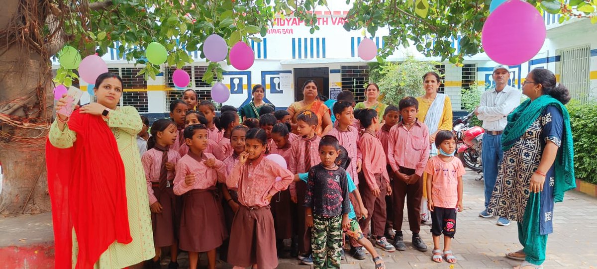basicshiksha_up's tweet photo. स्कूल का पहला दिन...5
वाराणसी: प्राथमिक विद्यालय भिटारी, विकास क्षेत्र काशी विद्यापीठ में बच्चों का भव्य स्वागत किया गया। पूरे विद्यालय प्रांगण को गुब्बारों से सजाया गया। प्रवेश द्वार पर तिलक लगाकर तथा पुष्प वर्षा कर शिक्षकों द्वारा बच्चों का स्वागत किया गया। 
#SchoolChaloAbhiyanUP #UPBasicEducationModel
@UPGovt @CMOfficeUP @thisissanjubjp