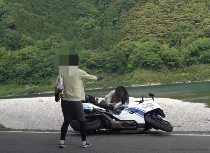 gbbbsjp's tweet photo. 女性モトブロガー、２度転倒し救急車で運ばれる - https://t.co/LjnGS8OAMw https://t.co/wG57I6ZBjE