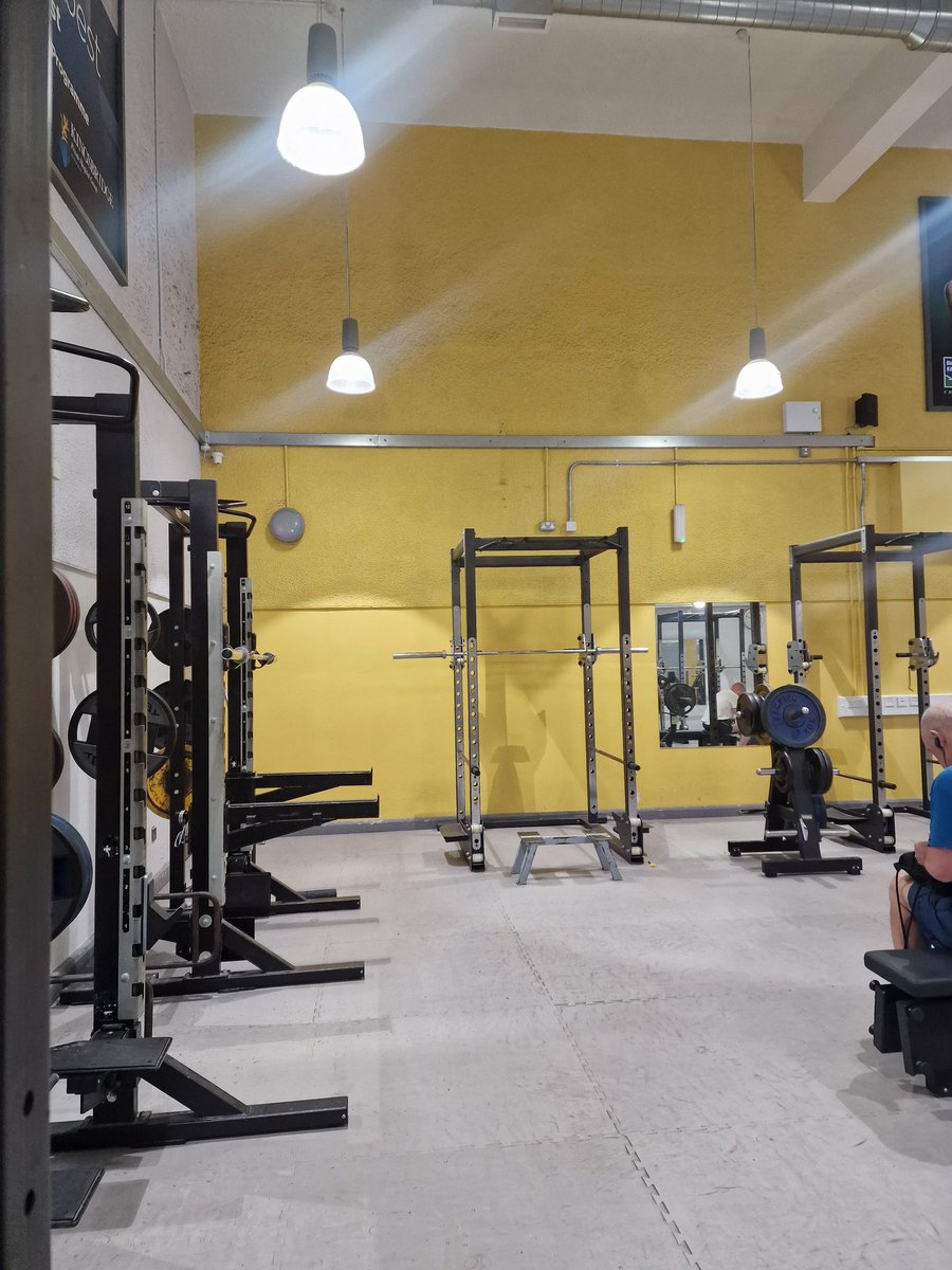 curiekphd's tweet image. 10 racks, 4 of which are full power racks?! @QueensSport I am so impressed. I always attempt to get training in whilst away on conferences and this has been the easiest pre meeting training session ever ✌️ #ScientistsWhoLift