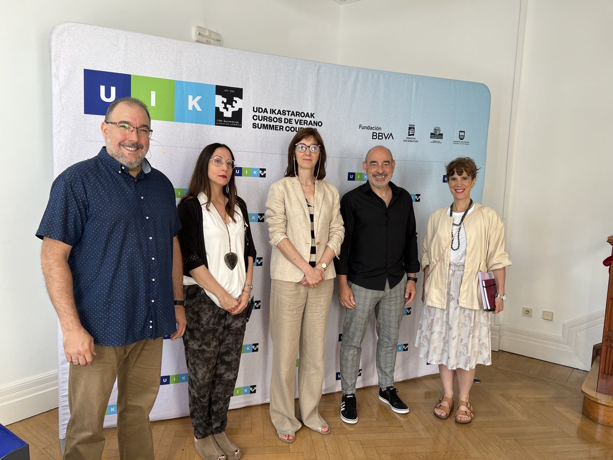 uik_eus's tweet photo. Abian da Eskola Publikoan pertsona ardatz ikastaroa.

Josu Etxaburu Osaren aurkezpenarekin eta Begoña Pedrosa Hezkuntza sailburuordearen hitzaldiarekin eman zaio hasiera.

ℹ️  https://t.co/2cV3PyxtdY

@ISALABERRIA 
@upvehu   #UdaIkastaroak  #CursosDeVerano  #UIK
