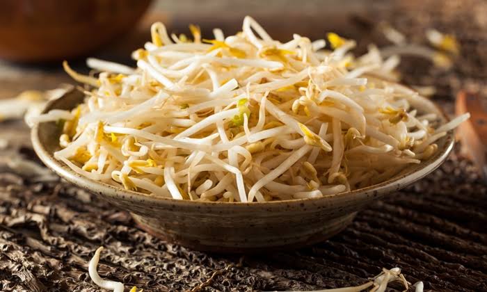 braindata_TH's tweet image. ในถั่วงอกดิบ มีสารพิษพวกที่เรียกว่าไฟเตต ซึ่งเมื่อกินเข้าไปจะ ไปจับแร่ธาตุบางชนิดที่อยู่ในอาหาร ทำให้ร่างกายไม่สามารถดูดซึมแร่ธาตุเหล่านั้นเข้าร่างกาย ร่างกายจะเป็นโรคขาดแร่ธาตุ สารพิษเหล่านี้สามารถทำลายได้โดยการต้ม 

❗️จึงควรรับประทานถั่วงอกสุขดีกว่าถั่วงอกดิบ