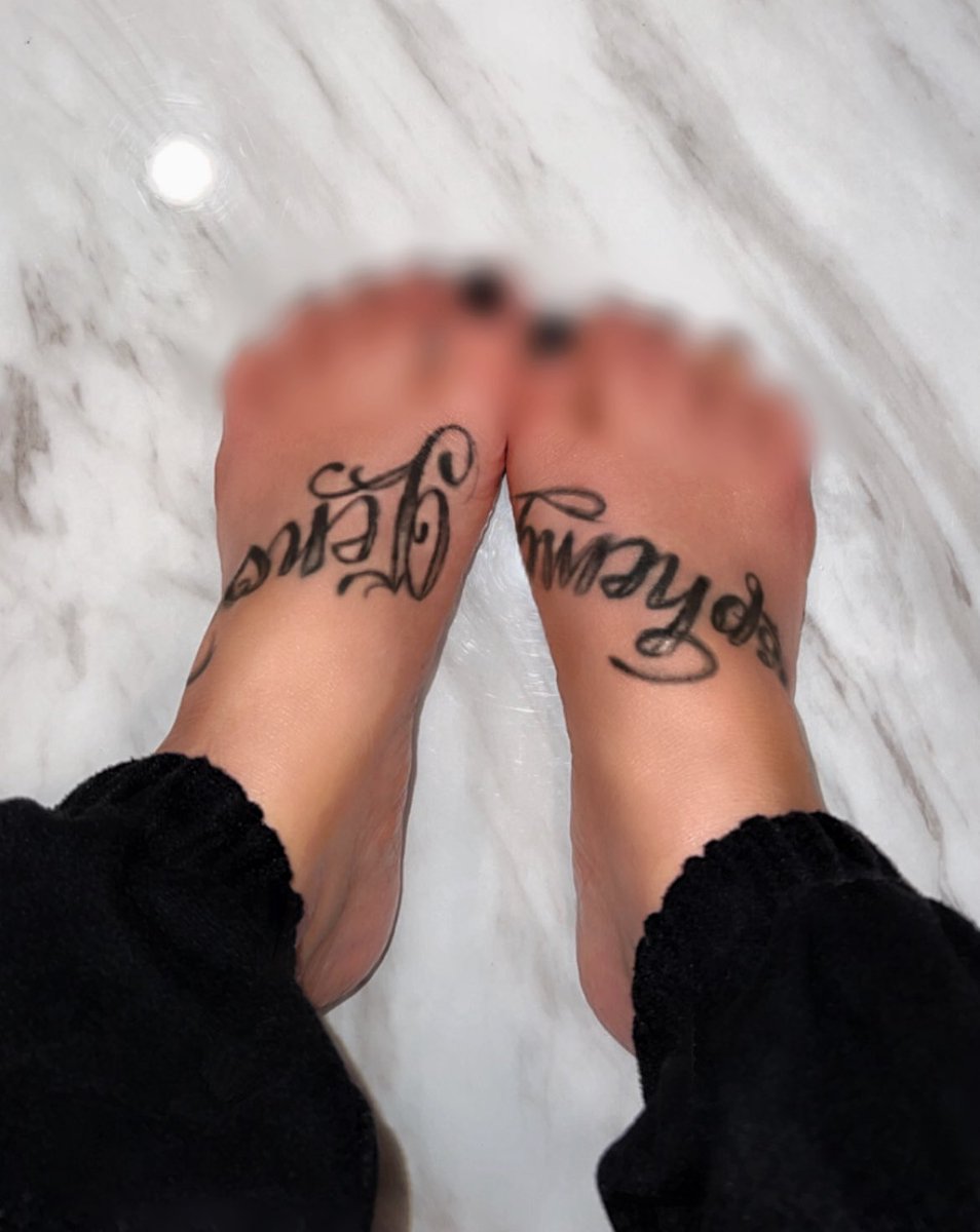 demonessalex's tweet photo. Oh, no… you were a bad boy. Bad boys don’t get to see pretty girls feet. Keep drooling, baby 🥰 https://t.co/aJshFFb4ul