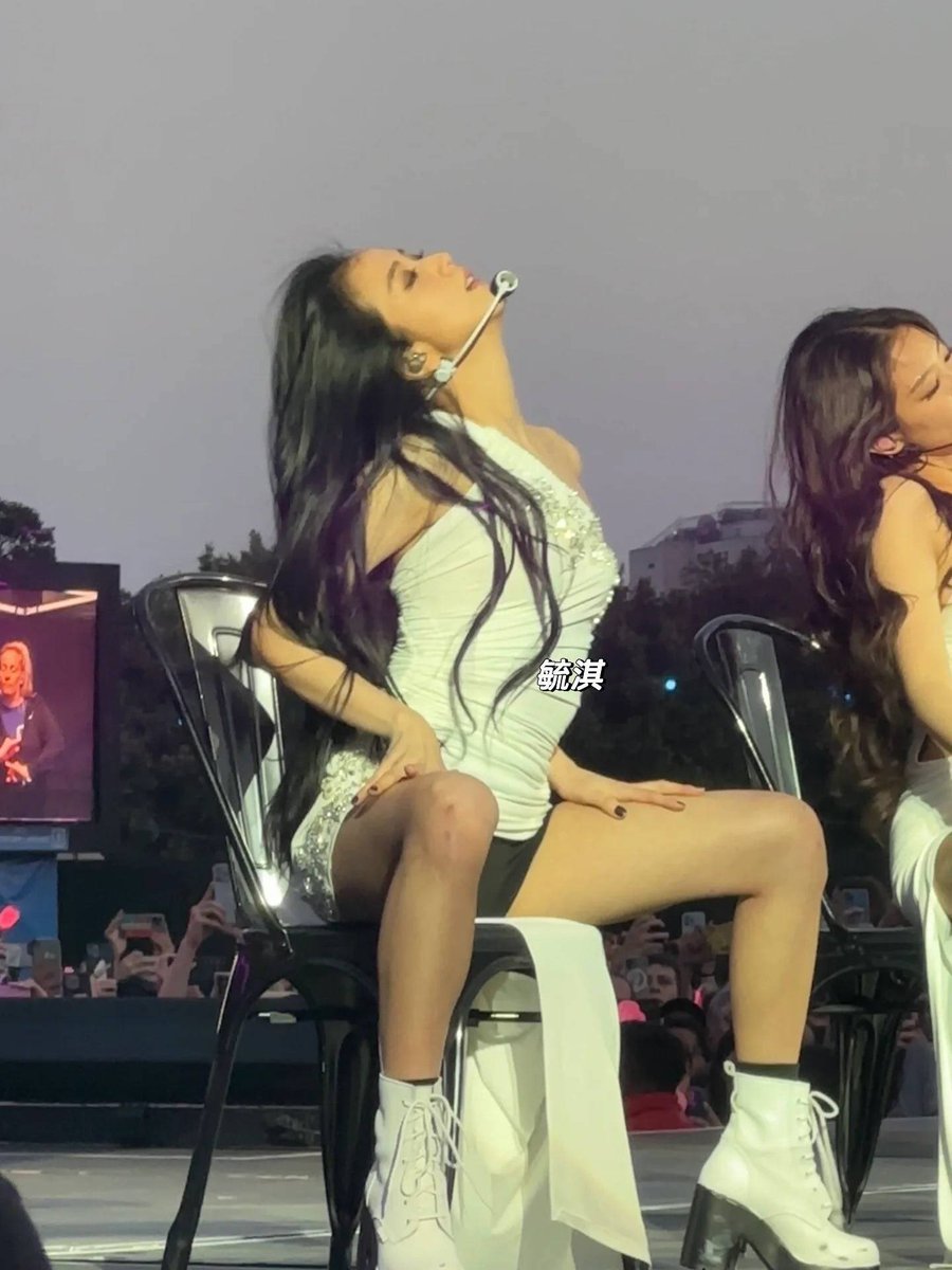 pawangdalgom's tweet photo. KIM JISOO SEATING ❤️‍🔥🥵 https://t.co/qZypmB0tyn