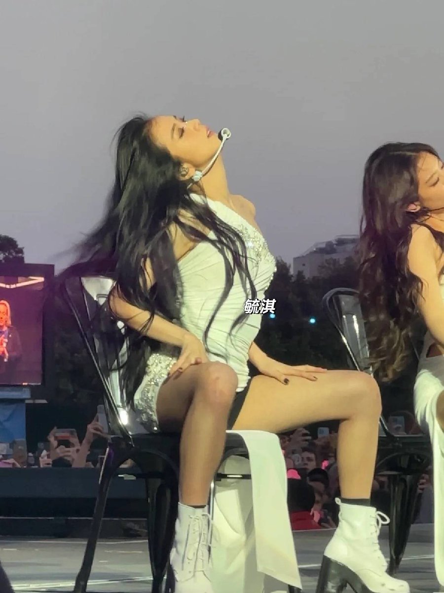 pawangdalgom's tweet photo. KIM JISOO SEATING ❤️‍🔥🥵 https://t.co/qZypmB0tyn