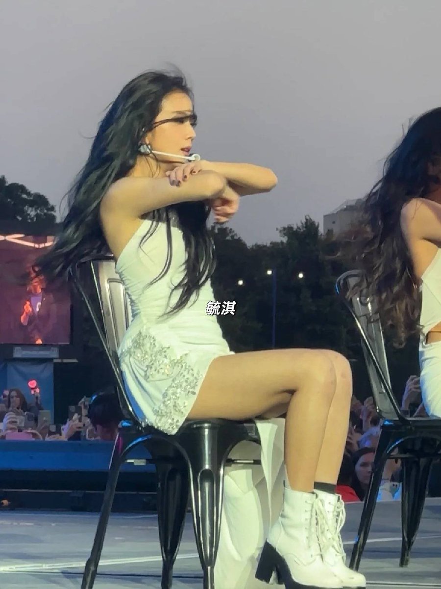 pawangdalgom's tweet photo. KIM JISOO SEATING ❤️‍🔥🥵 https://t.co/qZypmB0tyn