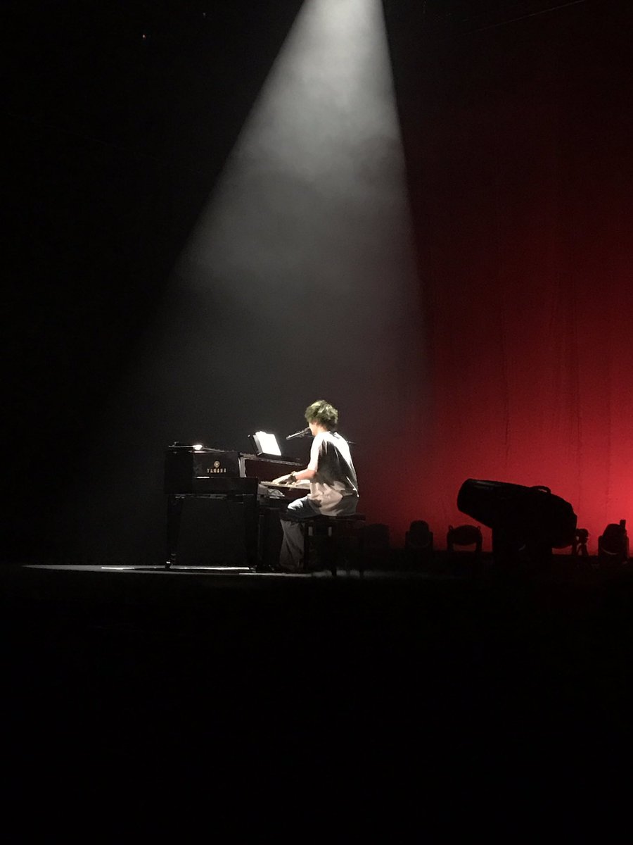 PaChanapa's tweet photo. #FujiiKazeinBKK_Day2 รีวิวคอนเสิร์ต Fujii Kaze เป็นคอนเสิร์ตชั่วโมงครึ่งที่คุ้มมากๆ แสง สี เสียง จัดออกมาดี ประทับใจทุกๆอย่าง ตั้งแต่เรื่องตั๋วที่มีปัญหาก็มีเจ้าหน้าที่คอยช่วยเหลือ เรื่องจัดที่ถ่ายรูปคือดีย์ สต๊าฟและทีมงานทุกๆคนคือน่ารักกันมาก ยิ้มแย้มตลอด คอยช่วยเหลือตลอดเวลา https://t.co/5UUJzxsCfJ