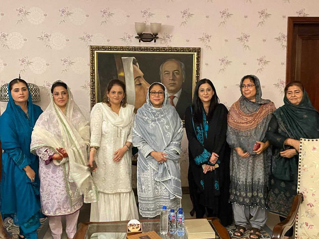 laghari_rehana's tweet photo. Eid celebrations with Adi @FaryalTalpurPk 
❤️ https://t.co/zAY2Mfh9PU