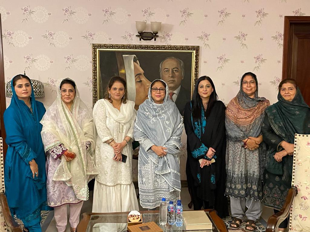 laghari_rehana's tweet photo. Eid celebrations with Adi @FaryalTalpurPk 
❤️ https://t.co/zAY2Mfh9PU