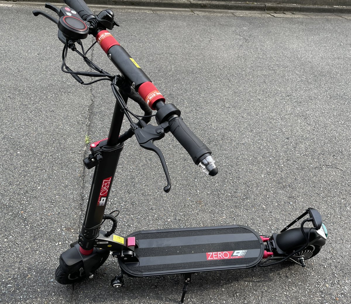kenichiro_ts's tweet photo. 新しいおもちゃを手に入れた!
オプションその他諸々で160,000くらい。
早速、役所でナンバー取得、コンビニで自賠責加入をサクッとキメて制限速度で風になってくるぜ!
#電動キックボード
#ZERO9Lite https://t.co/i5ZCF6euaA