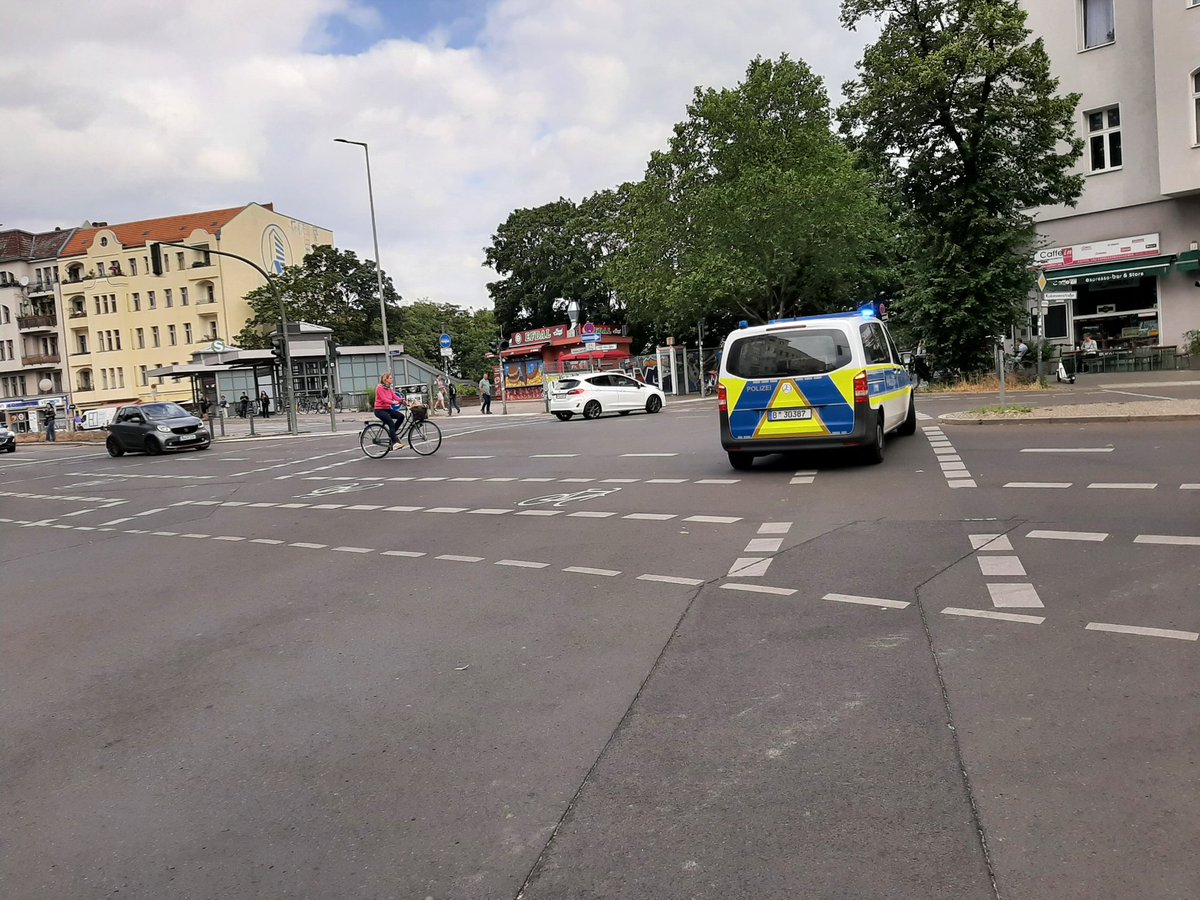 IgorFayler's tweet image. Polizeiberlin's Law:
Immer wenn es einen Radweg gibt, wird dieser von der @polizeiberlin zugeparkt.

#runtervomradweg #murphysLaw