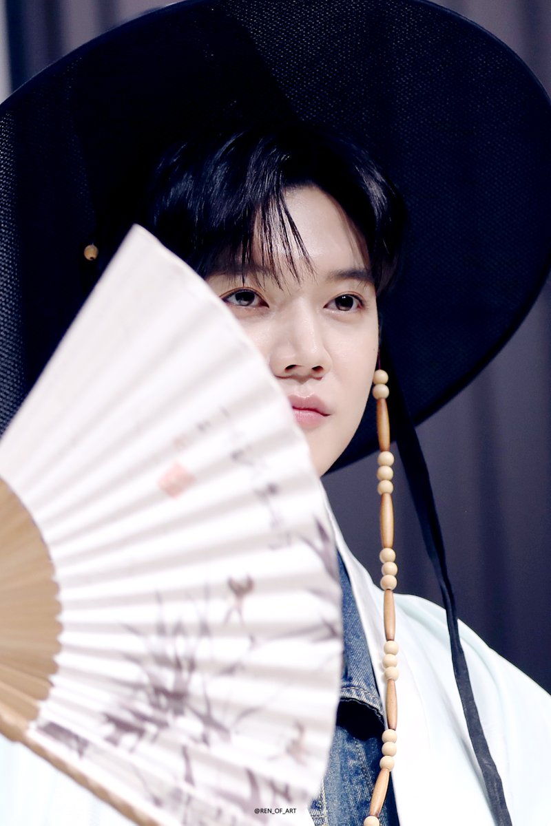 REN_OF_ART's tweet photo. 230702 SSC선 아트홀 팬사인회

우리집 나으리는 심성도 곱고 얼굴도 곱고
학식이면 학식, 가무면 가무 뭐 하나 빠지는게 없다우

 #REN #렌 #최민기 #CHOIMINGI #Rendezvous https://t.co/LjHhMGQk5g
