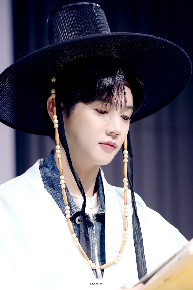 REN_OF_ART's tweet photo. 230702 SSC선 아트홀 팬사인회

우리집 나으리는 심성도 곱고 얼굴도 곱고
학식이면 학식, 가무면 가무 뭐 하나 빠지는게 없다우

 #REN #렌 #최민기 #CHOIMINGI #Rendezvous https://t.co/LjHhMGQk5g