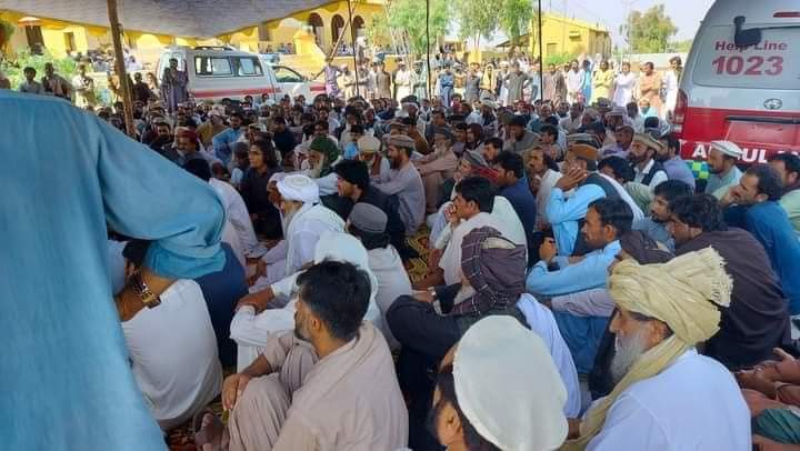 Pashtunkhowa's tweet photo. شہداء کے لواحقین سمیت ژوب شیرانی کے غیور عوام کا شہداء کی لاشوں کے ساتھ کمشنر ژوب ڈویژن کے دفتر کے سامنے دھرنا جاری ہیں
#Zhob #ZhobSitin #Balochistan https://t.co/mjxBnj0I2Z
