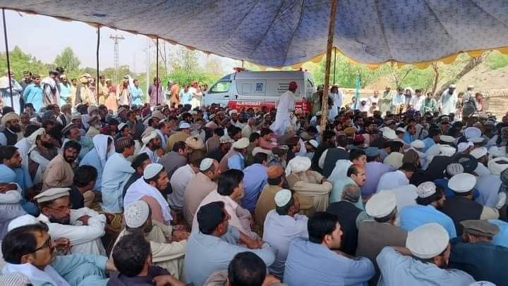 Pashtunkhowa's tweet photo. شہداء کے لواحقین سمیت ژوب شیرانی کے غیور عوام کا شہداء کی لاشوں کے ساتھ کمشنر ژوب ڈویژن کے دفتر کے سامنے دھرنا جاری ہیں
#Zhob #ZhobSitin #Balochistan https://t.co/mjxBnj0I2Z