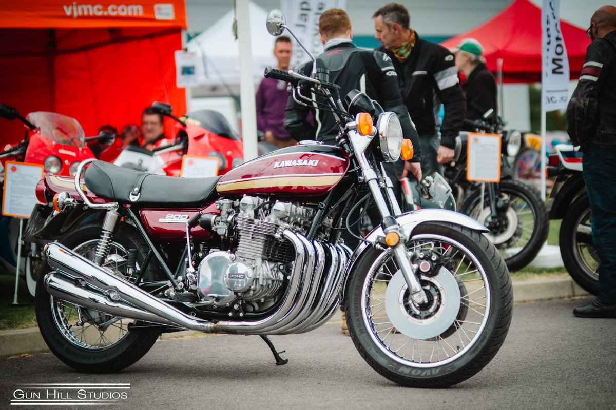 Allen Millyard having a groovy time at Kick back riding another of his pistonic masterpieces  Oh look theres a couple of Ruperts out for a ride too #allenmillyard #kickback #thruxton