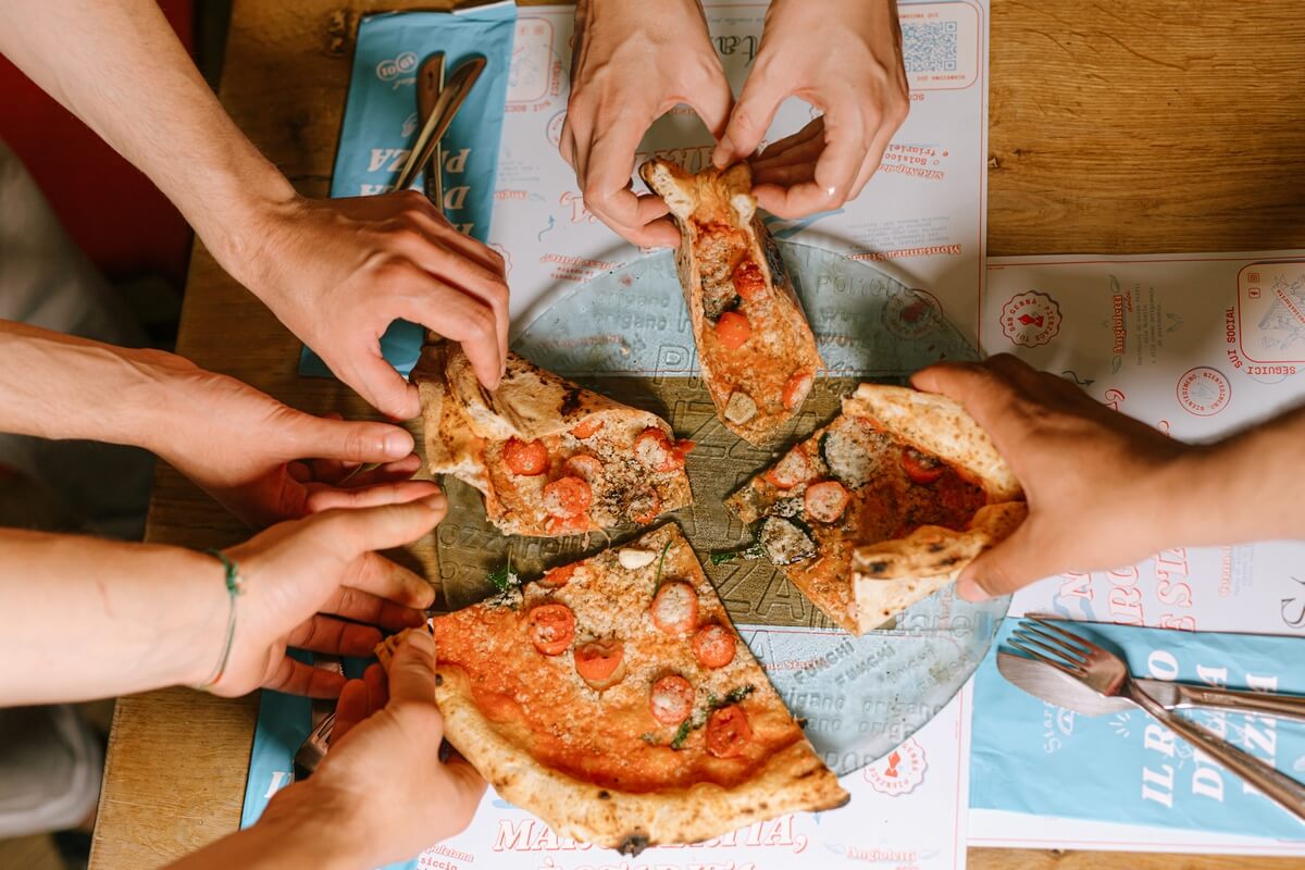Pizzeria Starita: il rito della vera pizza napoletana

Pizzeria Starita. È nel rione napoletano di Materdei, tra la parte alta della città e la collina dei Camaldoli, il luogo in cui all’inizio del secolo scorso, nel 1901 la famiglia Starita ha avviato

sensidelviaggio.it/pizzeria-stari…