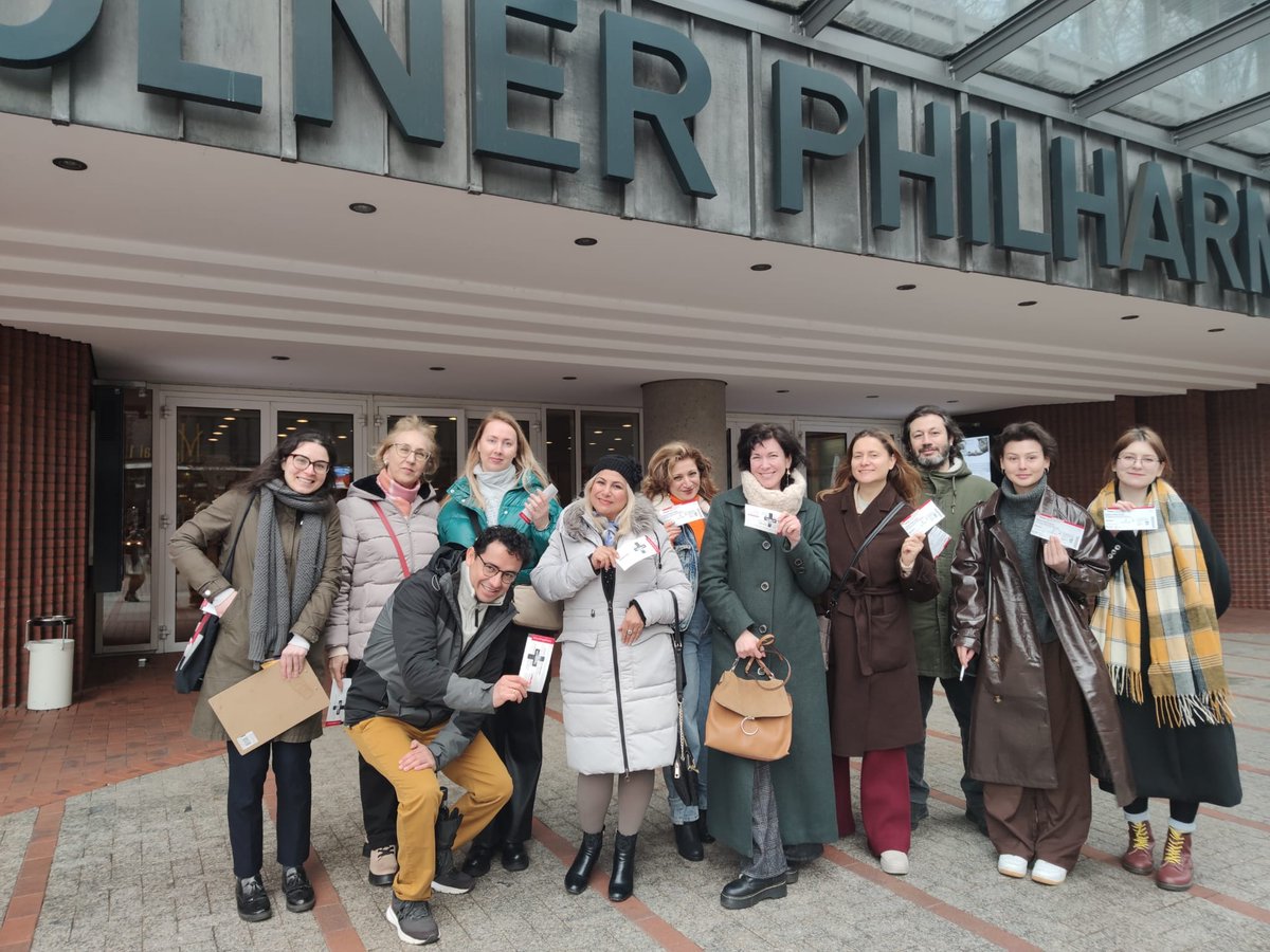 💥 CALL FOR ARTISTS 💥 
Künstler*innen aus allen Bereichen,
Wir suchen Verstärkerung für unser tolles "Wir sind Vielfalt"-Team!
Neben dem Honorar bieten wir dir Besuche zu Kultur-Veranstaltungen, Materialien für deinen Workshop und die Unterstützung eines motivierten Teams!