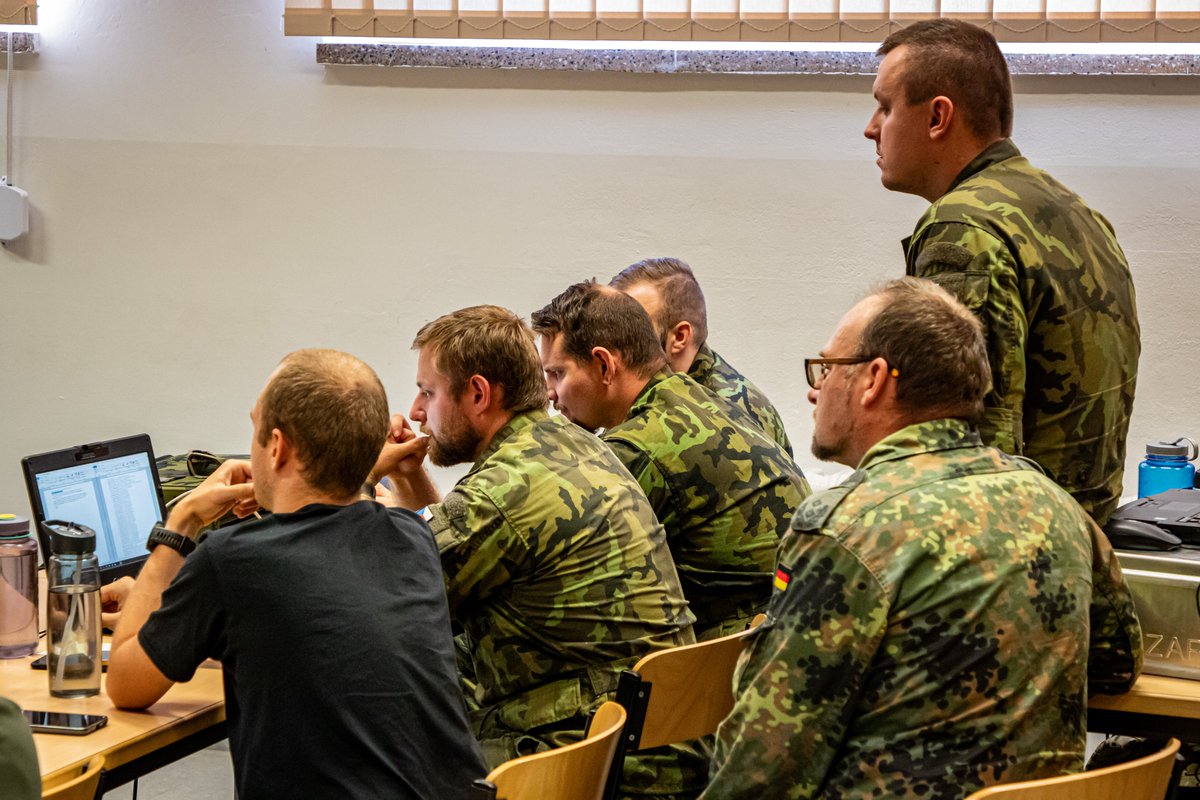 Deutsches_Heer's tweet photo. Kommunikation ist das A & O - Die #Panzergrenadierbrigade37 & 🇨🇿 Kräfte verfeinern ihre digitale Kommunikationsfähigkeit. Die Funk- & IT-Systeme beider Länder lernen auf der zweiwöchigen Übung in #Frankenberg & #Zatec eine gemeinsame Sprache. Für ein starkes #Heer in der #LVBV. https://t.co/6gGrG2ZJcZ
