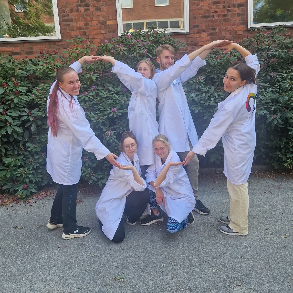 Idag välkomnar vi en ny grupp sommarforskare till AstraZenecas forskarskola på Chalmers!🌱🧪 Det är med stor glädje vi öppnar dörrarna till denna unika möjlighet att uppleva en inspirerande vecka där vi dyker ned i naturvetenskapen, teknikens och matematikens värld.