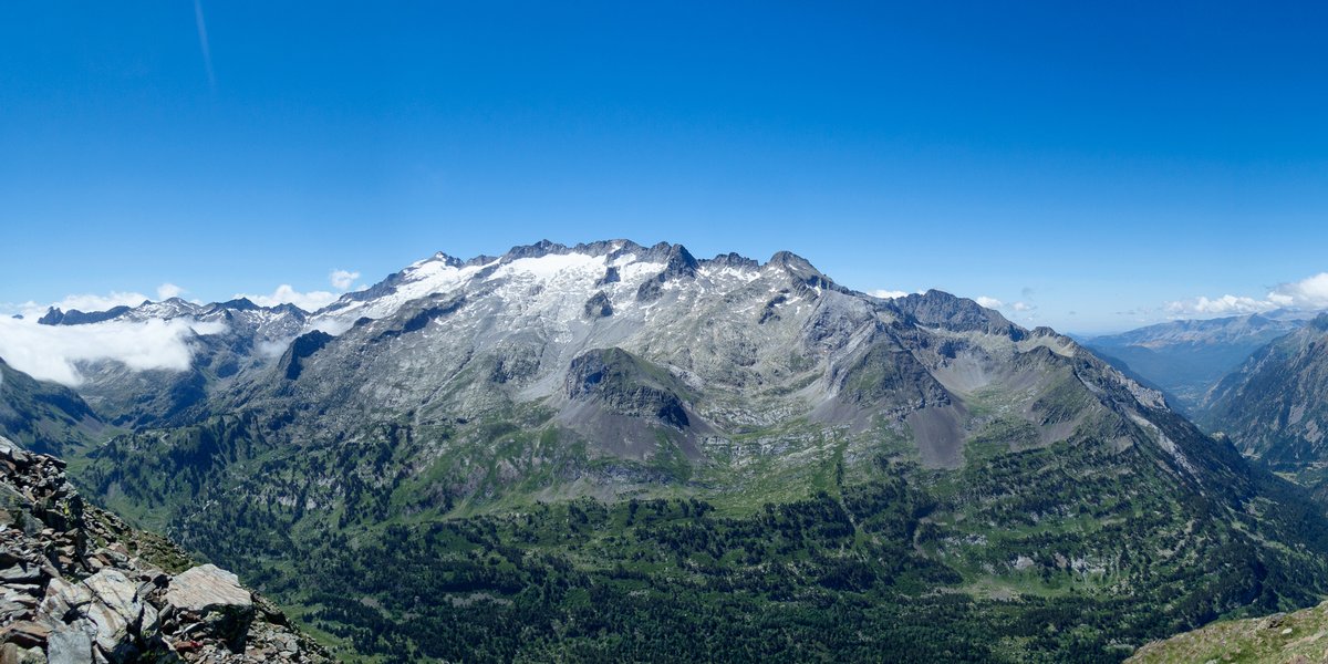 craso's tweet photo. Vistas de Aneto y Maladetas desde la cima del Salvaguardia, un clásico del Valle de Benasque. #Benasque #Benas #Huesca #Pirineos https://t.co/3z92hmcmiL