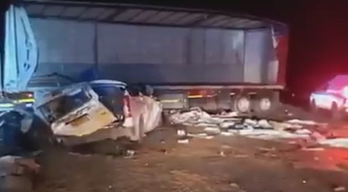 _ArriveAlive's tweet photo. Freak truck rollover crash onto minibus kills 15 people in the Eastern Cape https://t.co/onm1Jh70Nv #ArriveAlive #MinibusCrash #TruckCrash @EcTransport https://t.co/XdvBHRXdxA