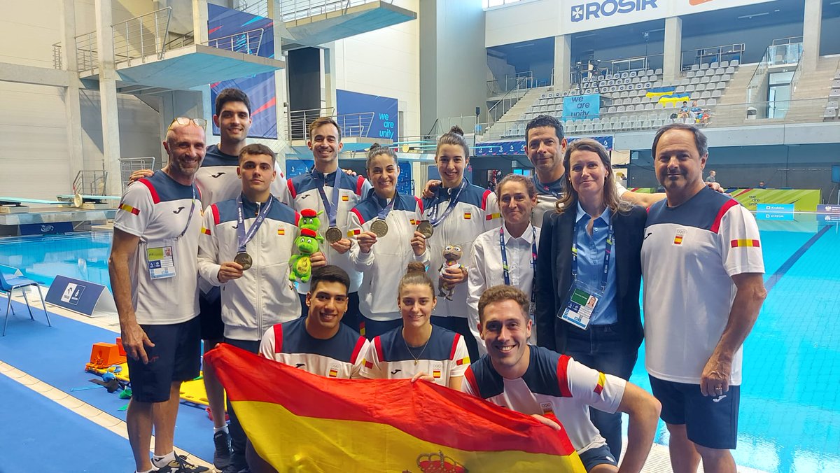 🤸‍♂️🏊  El miércoles 28 finalizó la competición de saltos de trampolín de los Juegos Europeos, donde participó nuestro profe Javier Bailón como fisio del equipo.
La delegación regresa con unos resultados excelentes. 2 medallas de bronce 🥉🥉 y otras 6 finales. 
👏¡¡Enhorabuena!!