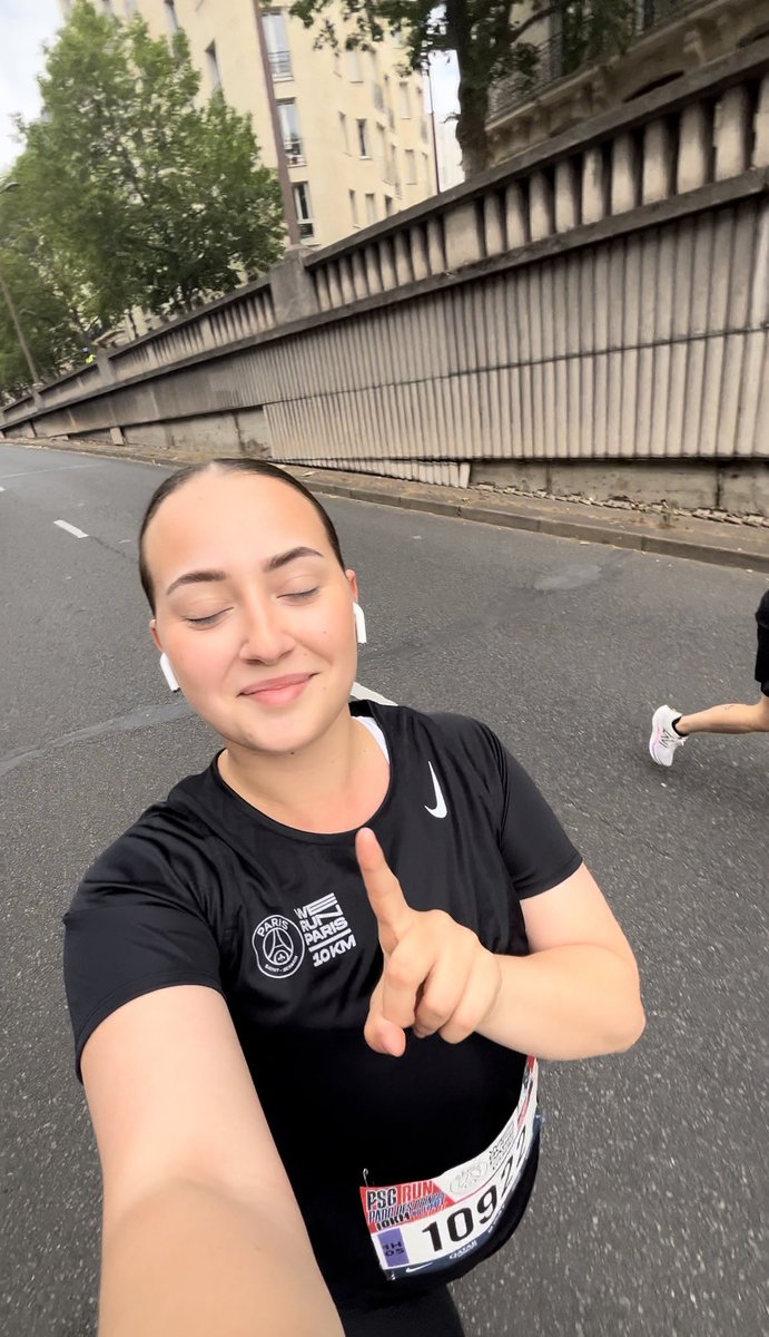 MimilleV's tweet photo. 1er km VS 10eme km 🤣 à ce stade je savais même plus compter #10kpsg #werunparis https://t.co/0ICgoGe7tT