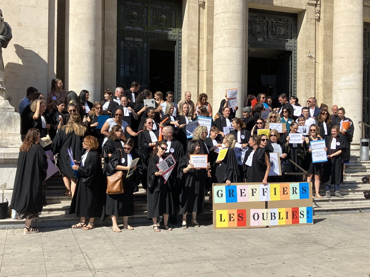 cgroizeleau's tweet photo. Les #greffiers réclament une revalorisation de leur statut. #Toulon https://t.co/R3rtEwwMk7