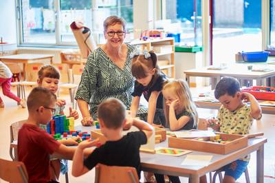 ‘Van die kinderen krijg je alleen maar meer energie’: kleuterjuf Astrid denkt na veertig jaar nog niet aan stoppen dlvr.it/SrbHY9