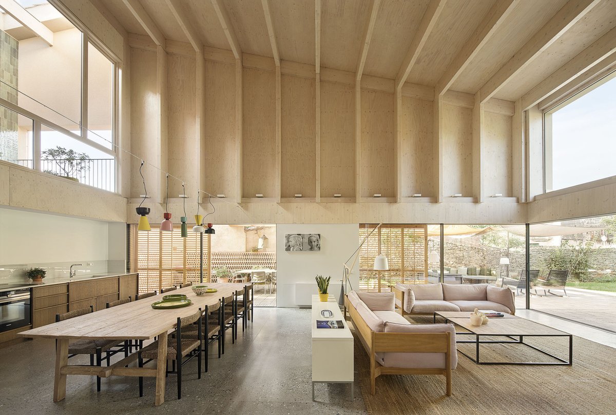 Esta vivienda en Girona, diseñada por PMMT Arquitectura, cuenta con ventanas para poder ver el cielo.