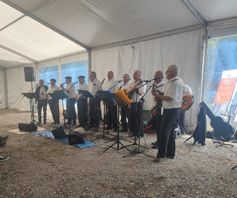 IratiBizia's tweet photo. Hier, nous avons passé un dimanche incroyable au Centre de montagne Irati-Abodi. Merci beaucoup à tous ceux qui sont venus nous rencontrer. Nous vous laissons un album photo de la journée, à bientôt avec d'autres activités!
#iratilauibarrak #irati #zaraitzu #aezkoa #soule #cize https://t.co/77Wm1oMzAR