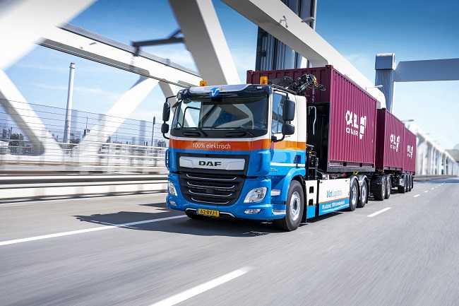 DAF CF Electric EcoCombi, Hollanda’da yola çıkıyor.

Vlot Logistics, Hollanda’daki filosuna tamamen elektrikli bir EcoCombi ekleyen ilk şirket oldu.
<a href="/DAFTrucksNV/">DAF Trucks N.V.</a> <a href="/VlotLogistics/">Vlot Logistics</a> <a href="/DAF_TURKEY/">DAF Trucks Turkey</a> 
ticarigazetesi.com/ilk-elektrikli…