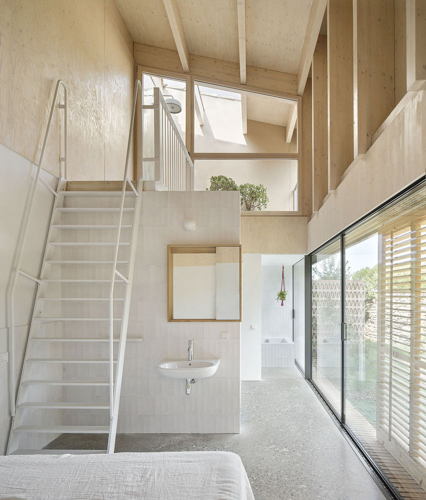 lopedetoledo's tweet photo. Esta vivienda en Girona, diseñada por PMMT Arquitectura, cuenta con ventanas para poder ver el cielo. https://t.co/7nIl4rveUy