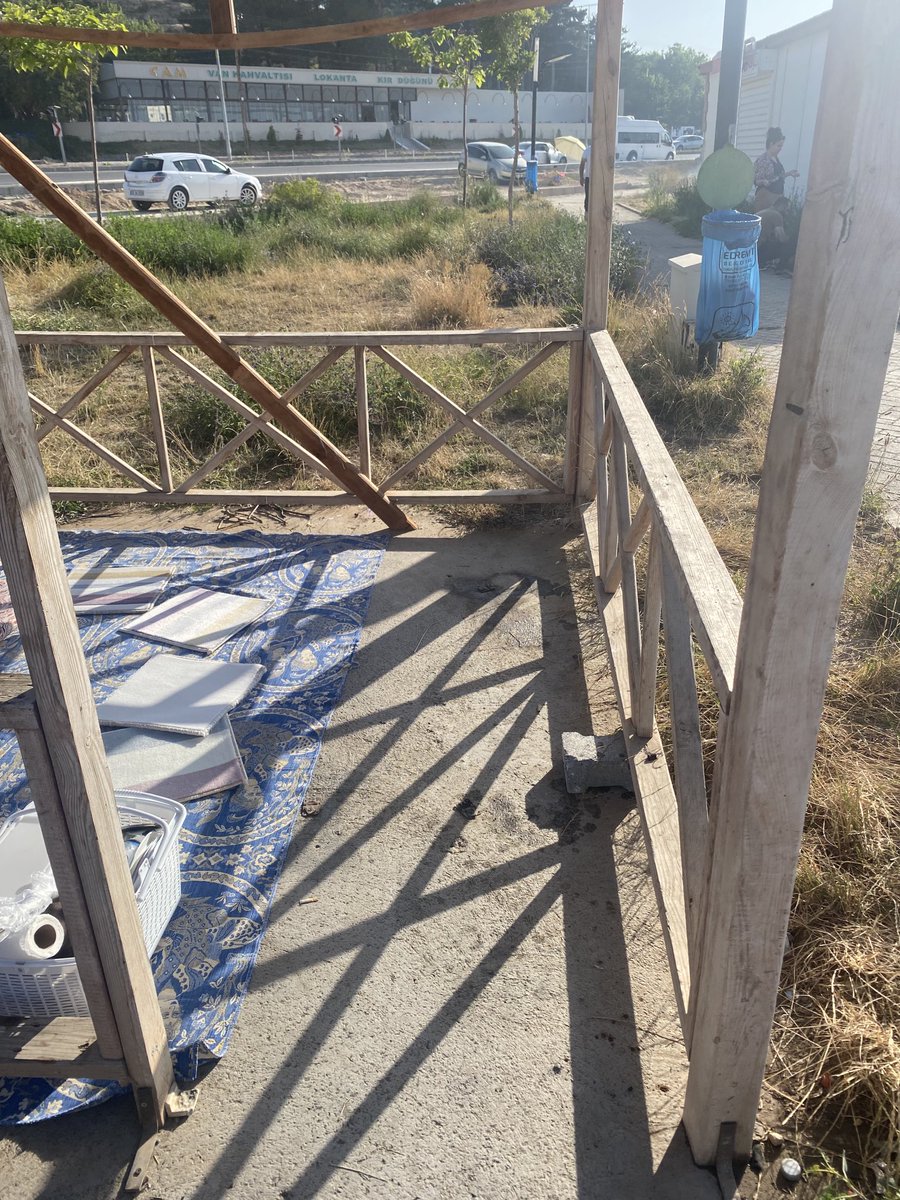 Şu Edremit e ne olmuş,sahil şeridi çöplerle dolu kamelyaların sadece iskeletleri kalmış ve çatıları yıkık otlar diz boyu olmuş ..gerçekten bu kentin sahibi yok.bu memleket iki denklemli kayyumlardan acil kurtulmalı..