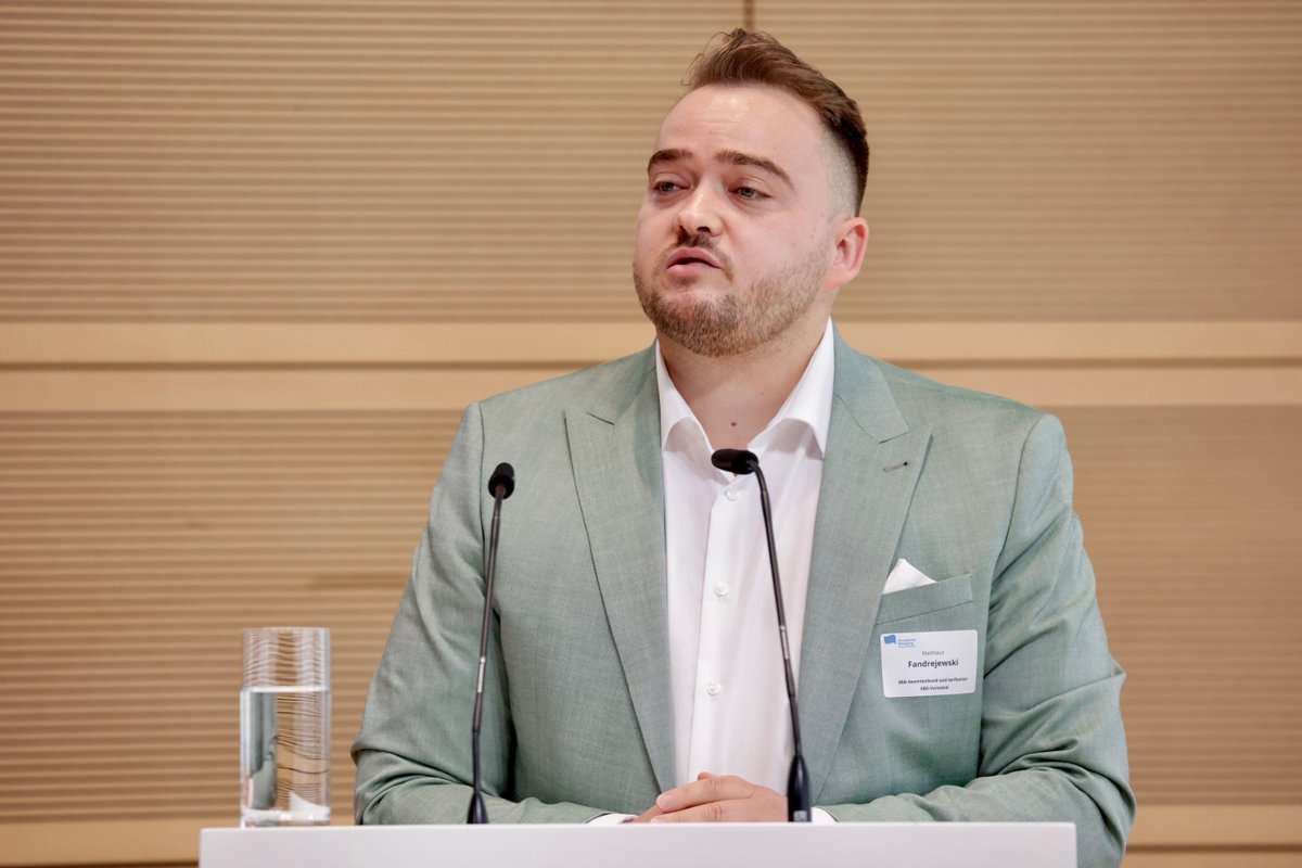 In Zeiten, in denen #Werte und #Überzeugungen auf die Probe gestellt werden, sei der #Zusammenhalt besonders bedeutend, so <a href="/FandrejewskiMat/">Matthaeus Fandrejewski</a> von der @dbb_jugend in seinem Grußwort. Er dankte dabei auch den Mitgliedern für ihren Einsatz für #Europa🇪🇺.